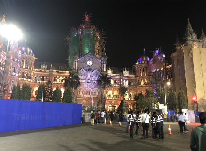 The 16th edition of the IAAF Gold Label Tata Mumbai Marathon race day was streamed live on Star Sports 1, Star Sports HD 1 and Hotstar from 7.00 am to 11.30 am. The show was hosted by sports anchor Gautam Bhimani who took to Twitter to share the good news. Gautam tweeted: No better sight at the crack of dawn! We are underway for the Tata Mumbai Marathon! Pic credit/ Twitter Gautam Bhimani