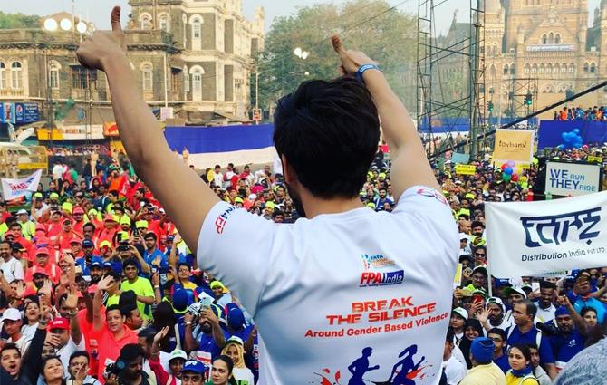 Bollywood actor Kartik Aaryan was also spotted at the Tata Mumbai Marathon. He was sporting a T-shirt that read, 