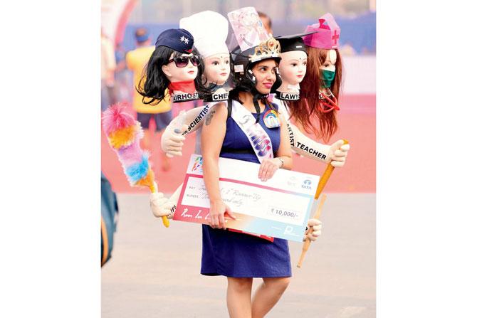 A woman poses with mannequin heads during the Mumbai Marathon. Pic/Shadab Khan
