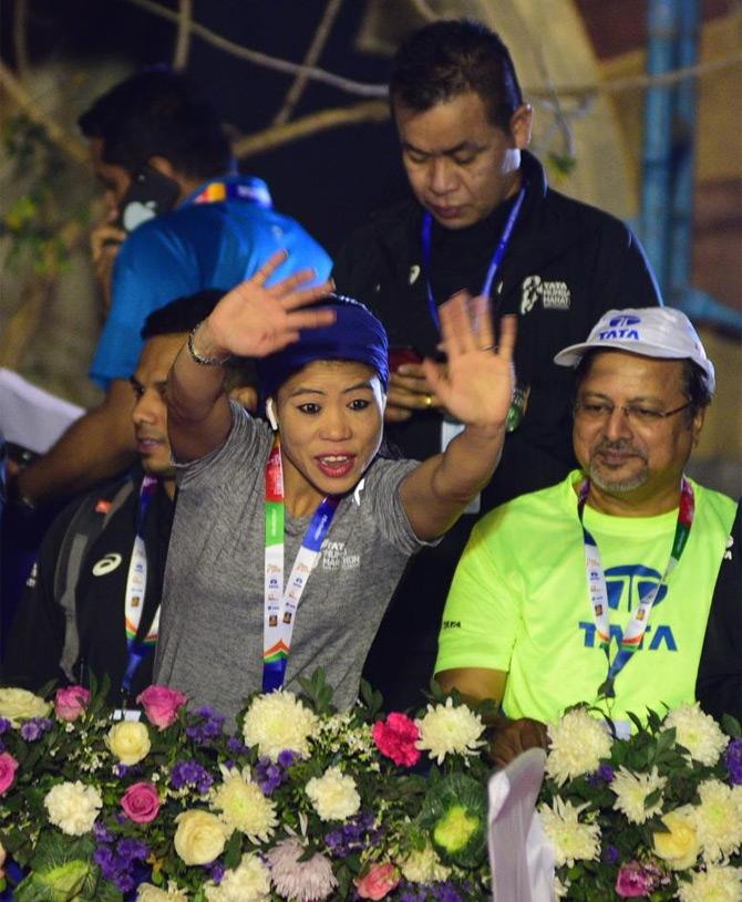 Mary Kom, the face of the 16th edition of the IAAF Gold Label Tata Mumbai Marathon was seen cheering the runners at the starting point of the Tata Mumbai Marathon. The six-time world champion even showed her boxing skills as soon as the full marathon was flagged off. Pic credit/ Shadab Khan