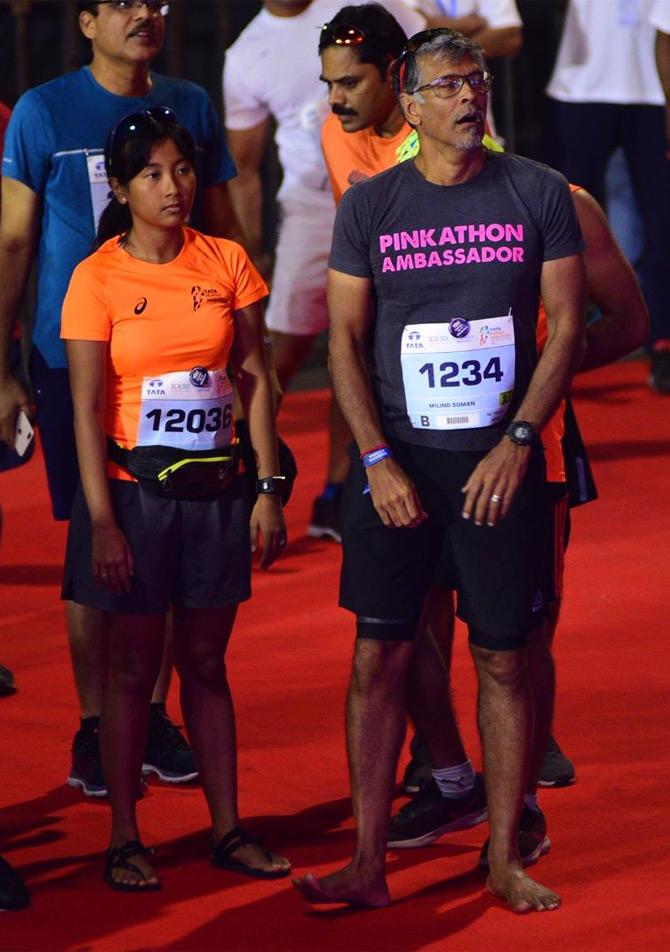 Just before the flag off of the marquee race, Indian supermodel and fitness icon Milind Soman was also spotted with his wife Ankita Konwar at the starting line of the Tata Mumbai Marathon. The Pinkathon ambassador was sporting a bib and was all set to run the marathon barefoot. Pic credit/ Shadab Khan