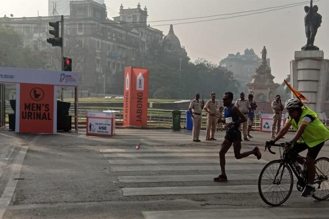 Soon after Cosmas Lagat's victory, it was Indian speedster Nitendra a Singh Rawat who thronged to victory in the Indian elite men's category. Rawat, who won the Mumbai Marathon in 2016 and was a course record holder in the Indian Men's Elite field bounced back in style at the 16th edition of the IAAF Gold Label Tata Mumbai Marathon by winning the elite Indian Men's race. Three years ago, Rawat had announced himself to the world by smashing the Mumbai Marathon course record back in 2016 with a career-best timing of 2:15.48. Pic credit/ Twitter Tata Mumbai Marathon
In picture: Nitendra Singh Rawat closing in on an impressive victory as he hits the home stretch.