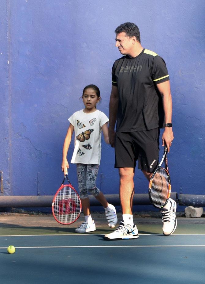 Mahesh Bhupathi was wearing a black t-shirt with black shorts, while his daughter looked cute in a white top and pink racket