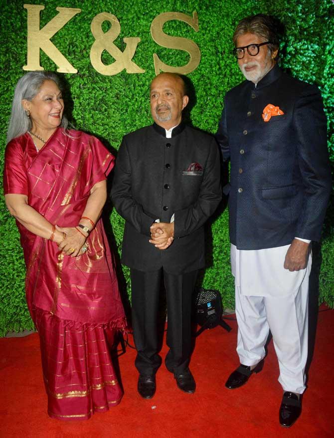 Bollywood's power-couple Amitabh Bachchan and Jaya Bachchan graced the wedding reception of veteran lyricist Sameer Anjaan's daughter Suchita Pandey. While Jaya Bachchan opted for a pink silk saree, Big B was seen in a white kurta and pyjamas with a black bandhgala kurta. (All pictures/Yogen Shah)