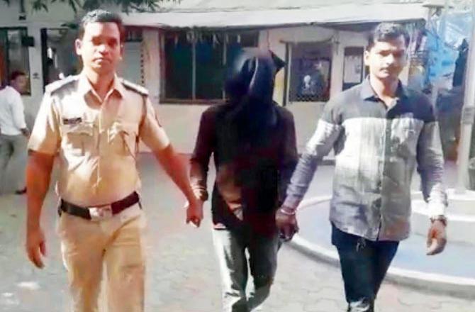 Father sets girl on fire for talking on the phone:On 1 January 2019, a furious father allegedly poured kerosene on his 16-year-old daughter and set her ablaze in Virar because she was spending too much time on the phone. The girl was brought to KEM hospital where her condition was critical. The Virar police arrested the girl's father, Mohammed Murtuza Ansari, 45, on charges of attempt to murder and remanded in police custody by the court. The investigation is underway.
In picture: Mohammed Murtuza Ansari being escorted by Virar police to the court.