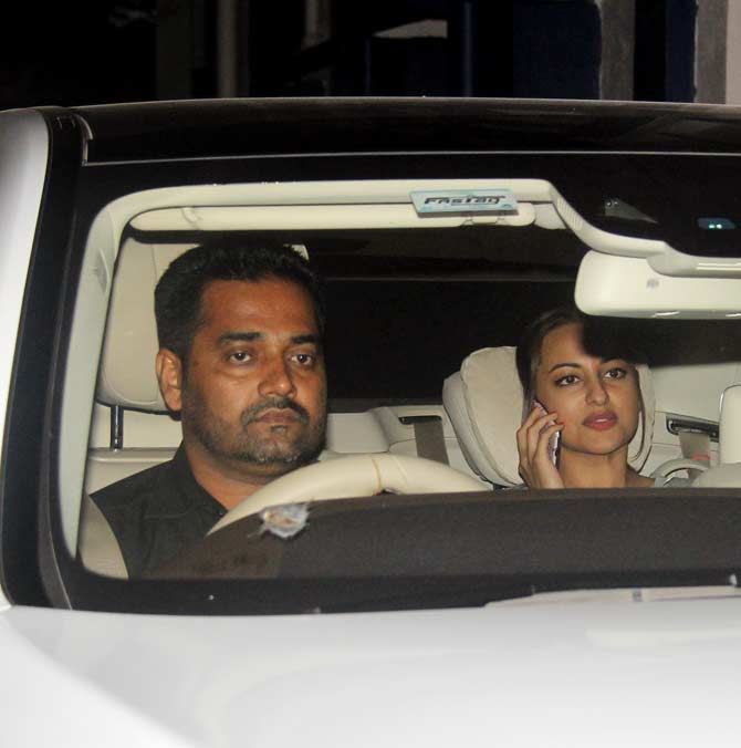 Sonakshi Sinha was spotted in Bandra. Sona has lost oodles of weight, and that's her dedication! The actor resorted to weight training, yoga and all kinds of activities to get back into her best shape. Now that the Dabangg actor has achieved a super sexy figure, she is experimenting with all kinds of outfits and has turned to become a true inspiration for many struggling to get into shape.