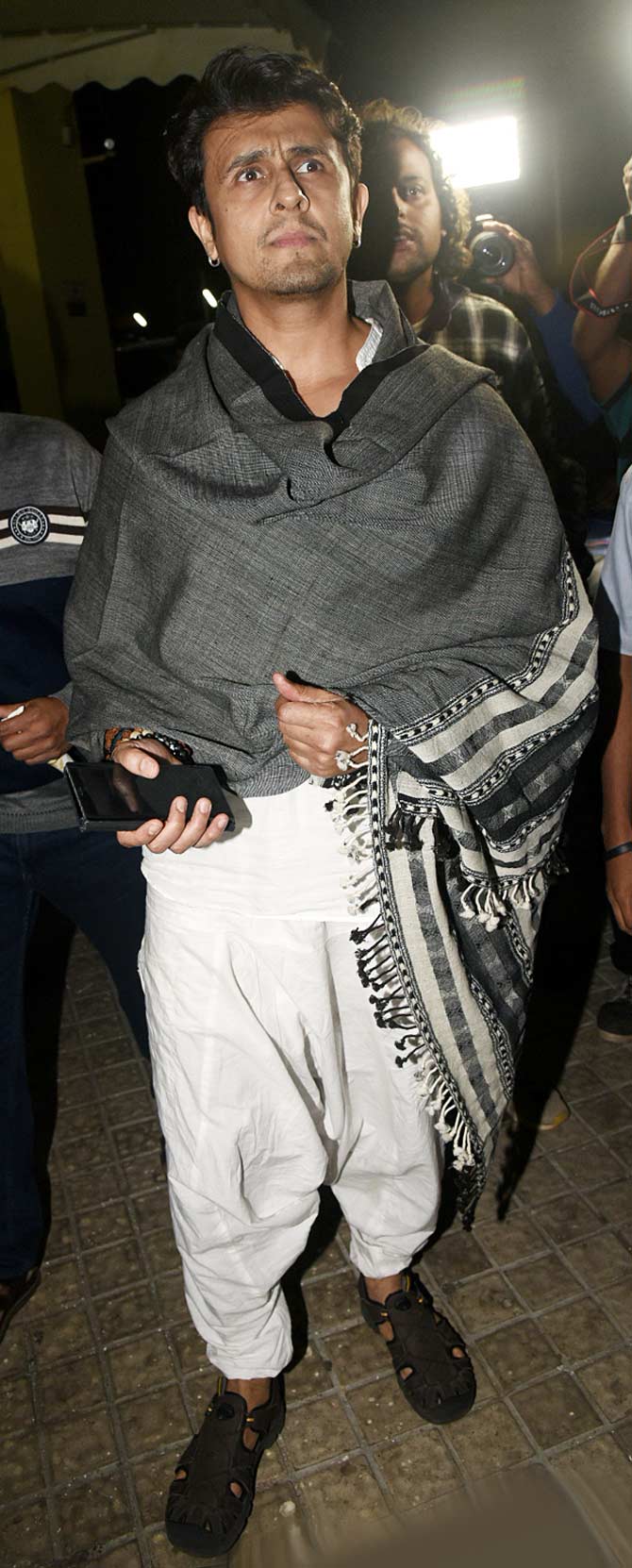 Sonu Nigam was spotted at a popular multiplex in Juhu, Mumbai. The singer-actor was sporting a white pathani, paired with a monochrome shawl for the outing. All pictures/Yogen Shah