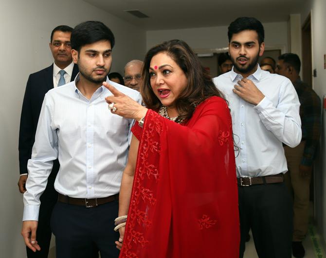 Chairperson of Kokilaben Hospital Tina Ambani graced the occasion of 10 years of Kokilaben Hospital. Tina was accompanied by her sons, Jai Anshul Ambani and Jai Anmol Ambani. Picture/Satej Shinde
In picture: Tina Ambani caught in a candid conversation with her sons, Anshul and Anmol.