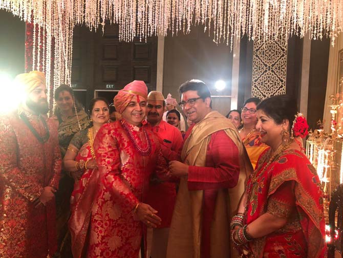 Flashback Raj Thackeray S Son Amit S Wedding Was A Grand Affair Shahrukh khan looks handsome arrive at raj thackeray son amit thackeray's wedding reception.watch this video to know. wedding was a grand affair