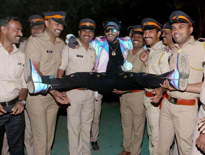 Ranveer Singh, at his animated best, strikes a cool pose along with Mumbai cops at the Umang 2019 festival held in Mumbai