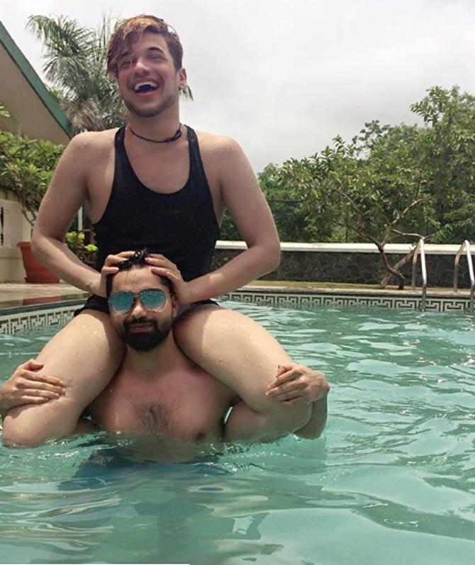 Faizy Boo loves partying and was captured on one of his trips to Lonavala with his friends. He is seen flaunting his slim figure and smiling to the fullest in a pool.