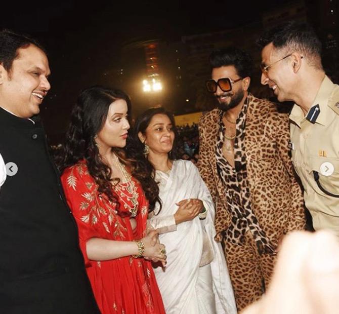 Ranveer Singh also performed for the Mumbai cops in his Simmba avatar, where he played a policeman. Ranveer arrived on the stage in an SUV and set the stage blazing with his energy.
In picture: Devendra Fadnavis, Amruta Fadnavis, Ranveer Singh and Akshay Kumar are seen sharing a laugh as they pose for the cameras at the Umang 2019 festival held in Mumbai.
 