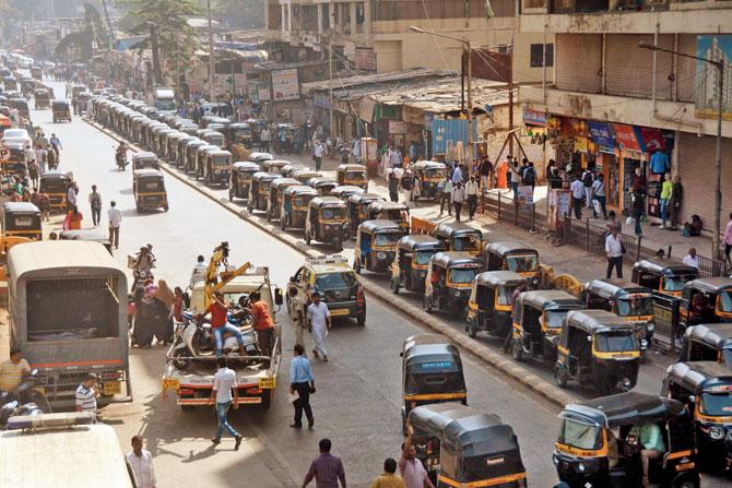 It was a busy day for auto and cab drivers, as commuters turned to alternative modes of road transport in response to the BESt bus strike. Pic/Sayyed Sameer Abedi