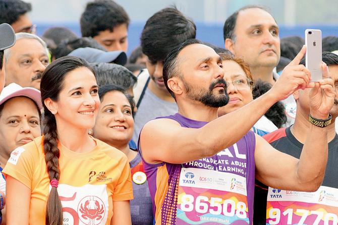 Tara Sharma and Rahul Bose ahead of the race on Sunday. Pics/Shadab Khan, PTI