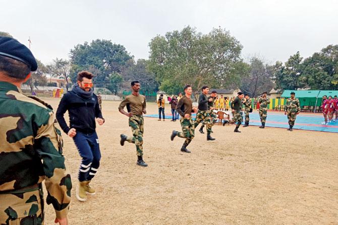 Maniesh Paul takes part in an endurance run with the jawans