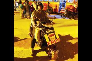Mumbai: Senior citizen spends New Year night serving tea to police