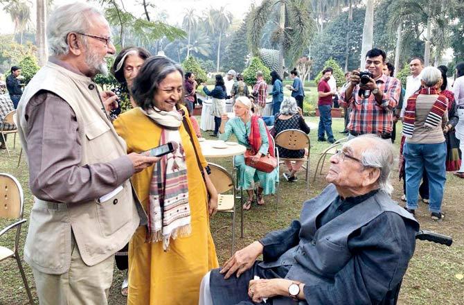 Gulammohammed Sheikh with Akbar Padamsee (seated) at CSMVS