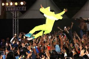 Ranveer Singh jumps into the crowd at the Gully Boy music launch!