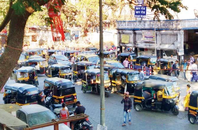 The area outside Khar railway station was disorderly and full of traffic earlier