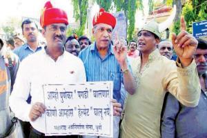 Pune citizens protest against wearing helmets, call it dictatorship