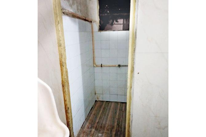 One of the toilets at Kopar Khairane police station which has a slot without a window installed in it. Pics/Rajesh Gupta