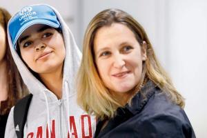 Saudi teenage girl fleeing from her family arrives in Canada