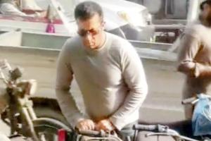 What is Salman Khan doing in Pakistan? Watch video