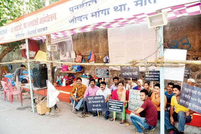 Hundreds of Mahul residents join the pavement protest at Vidyavihar every day. Pics/Sayyed Sameer Abedi