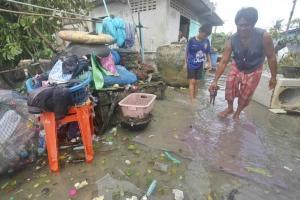 Floods, blackouts after Thai storm, but tourist islands spared