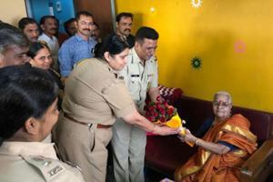 Matunga police gives a pleasant birthday surprise to 84-year-old woman