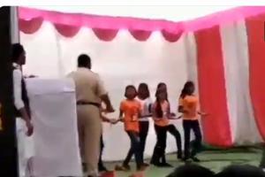 Video: Policeman showers money on school girls at Republic Day event