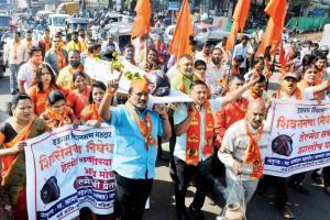 Pune political parties raise hell over helmets