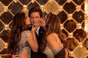 Shah Rukh Khan gets kiss from wife Gauri Khan and daughter Suhana Khan