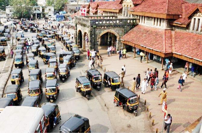 Traffic congestion outside Bandra station on the western side before Nitin Patil took charge