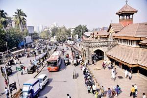 Traffic cop drives out errant rickshaws drivers outside Bandra station