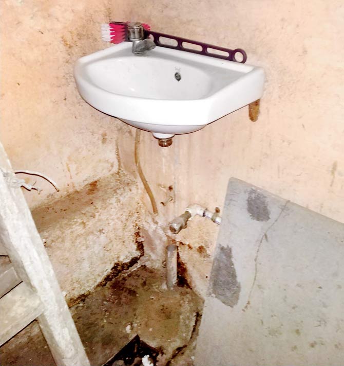 The non-functioning washbasin in the toilet at Navghar police station. Pic/Rajesh Gupta