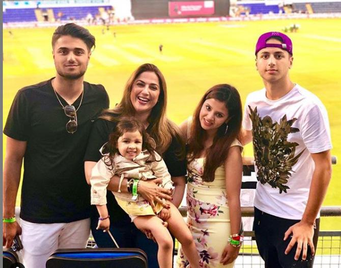 Sakshi Dhoni posted this picture with Kabir Bahia and his family and captioned it as, 