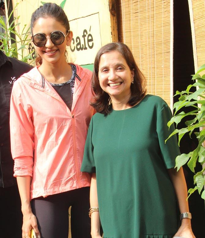 Rakul Preet was spotted at a popular cafe with film critic Anupam Chopra in Bandra. After De De Pyaar De with Ajay Devgn, Rakul Preet Singh has now pinned her hopes on her Telugu film, Manmadhudu 2, which sees Nagarjuna as the co-star.
