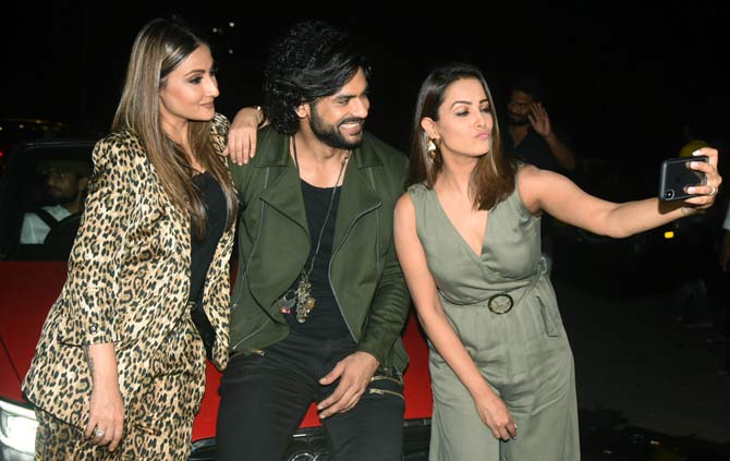 Anita Hassanandani, who is all set to show her dance skills along with husband Rohit Reddy on season nine of the celebrity dance reality show, Nach Baliye, says she wants to do justice to her performances.
In picture: Urvashi, Vishal and Anita were snapped clicking selfies at the event. 