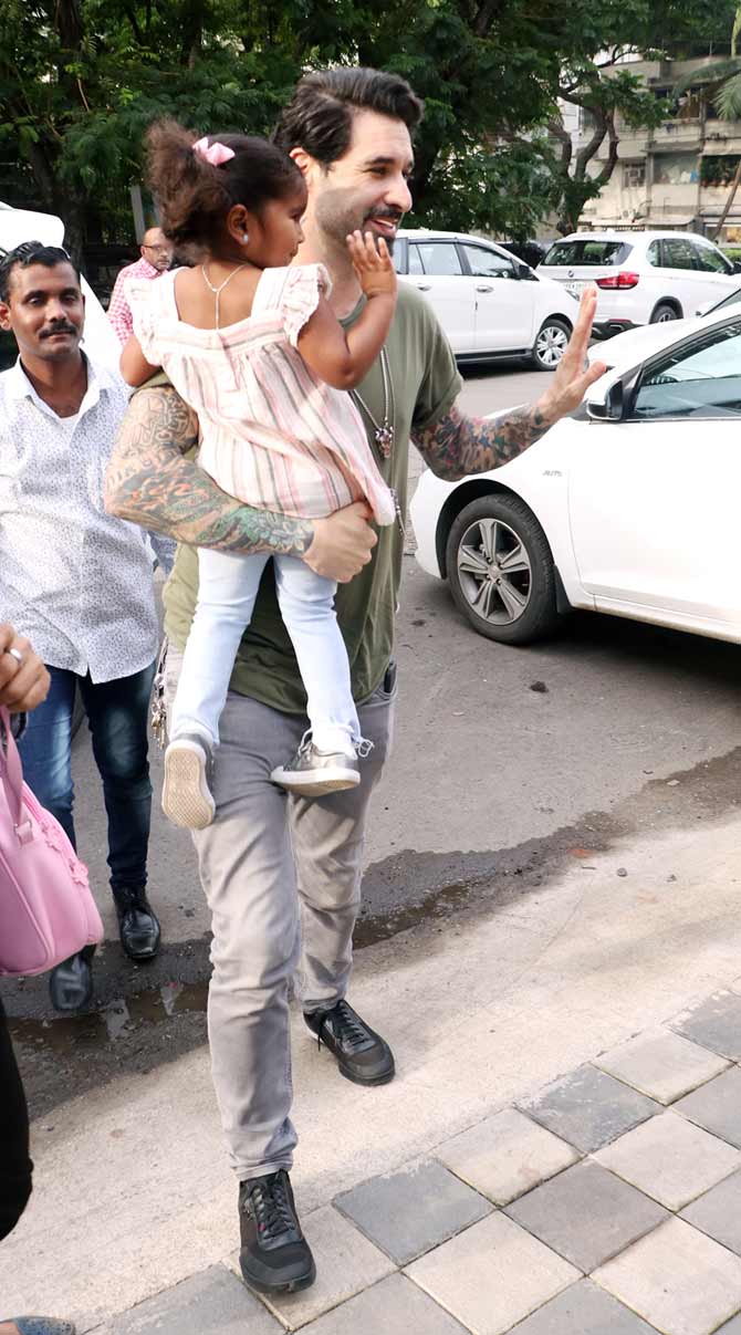 For the outing, Sunny sported a striped shirt with jeans. Daniel kept it cool with his grey t-shirt, grey pants, and black shoes. Little Nisha looked cute in her striped top and baby pants.