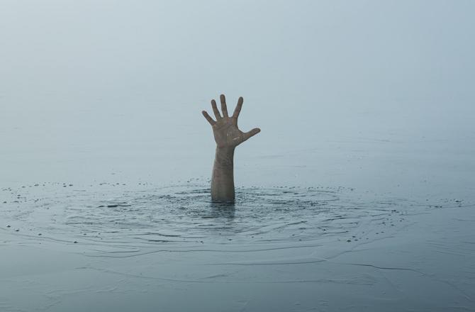 Man falls into Beas river in Manali while taking a selfie: A 25-year-old man from Haryana accidentally fell into the Beas river in Manali while he was taking selfies on July 16, 2019. A team of police and fire brigade officials immediately swung into action in order to rescue the tourist. The victim, identified as Lalit Yadav, was successful pulled out from the river. Later, he was admitted into a hospital where his condition was said to be stable.




