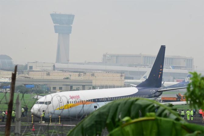 Amid heavy rains in Mumbai since the last 5 days, due to wet conditions, a Spicejet plane from Jaipur overshot the runway at Chhatrapati Shivaji Maharaj International Airport while landing late on Monday, official sources said. Pic/Ashish Rane
