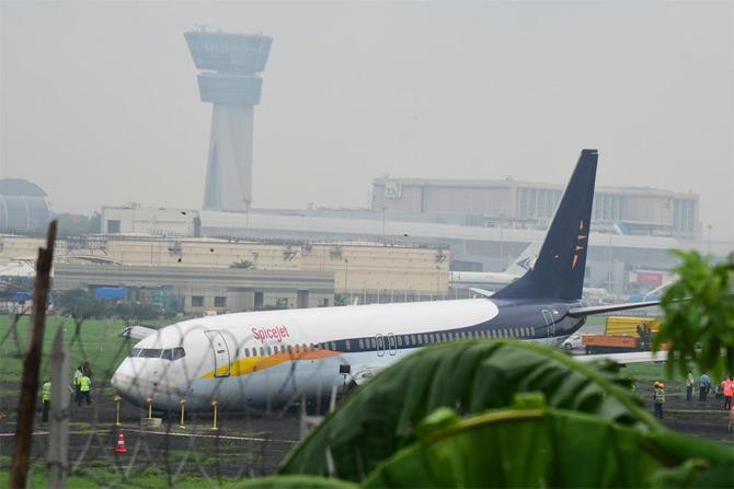 The incident occurred just before midnight around 11:51 pm when the flight SG-6237, a Boeing aircraft, arrived and landed, as Mumbai was lashed by heavy rains. Pic/Ashish Rane