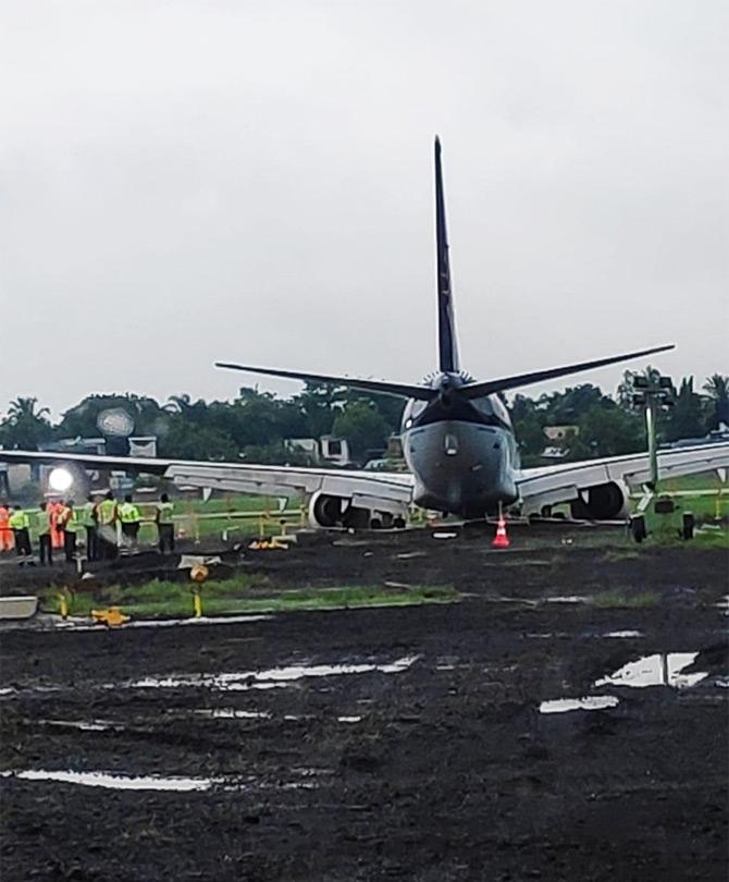 Airport officials were quick to the aid of the passengers as they helped the passengers deplane and a team of engineers investigated the damage suffered by the aircraft.