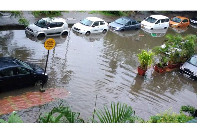 Road traffic also continued to be for the second consecutive day in the city and suburbs as many areas were waterlogged, the subways in Andheri, Jogeshwari, Vile Parle and Dahisar flooded. Pic/Atul Kamble