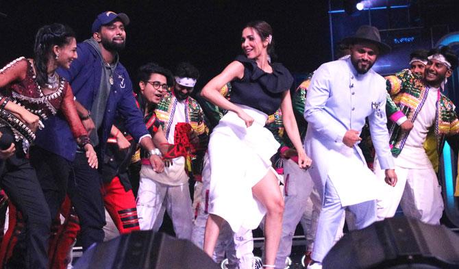 Malaika grooved on Chaiyya Chaiyya with Dance India Dance judges Badshah and Raftaar. She appeared as a special guest on the popular dance show. 