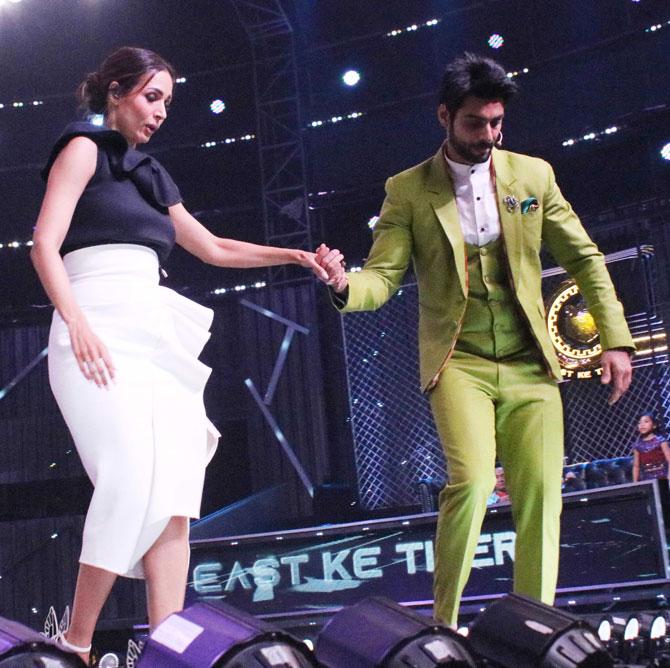 DID host Karan Wahi was a perfect gentleman as he helped Malaika off the stage. 