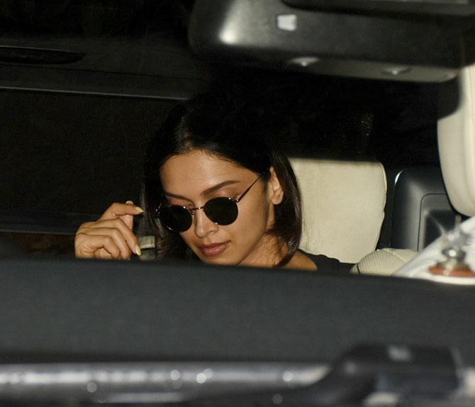 The Padmaavat actress looked casual and pretty in a black sweatshirt outfit paired with round sunglasses. Deepika sported a no-makeup look and loosely tied hair.