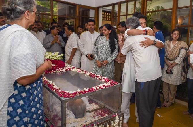 The government of Delhi declared a two-day state mourning in order to respect former Chief Minister Sheila Dikshit who passed away on July 20, after a cardiac arrest.
In pic: Senior Congress leader Jyotiraditya Scindia expresses his condolences to family members of former Delhi Chief Minister Sheila Dikshit.