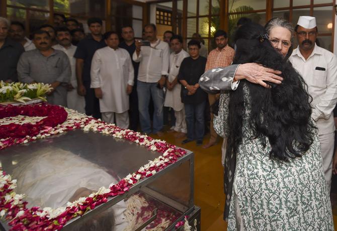 Former Congress president Sonia Gandhi was among the notable politicians who visited the residence of late Sheila Dixit in order to offer condolences to the family members of former Delhi Chief MinisterSheila Dikshit.